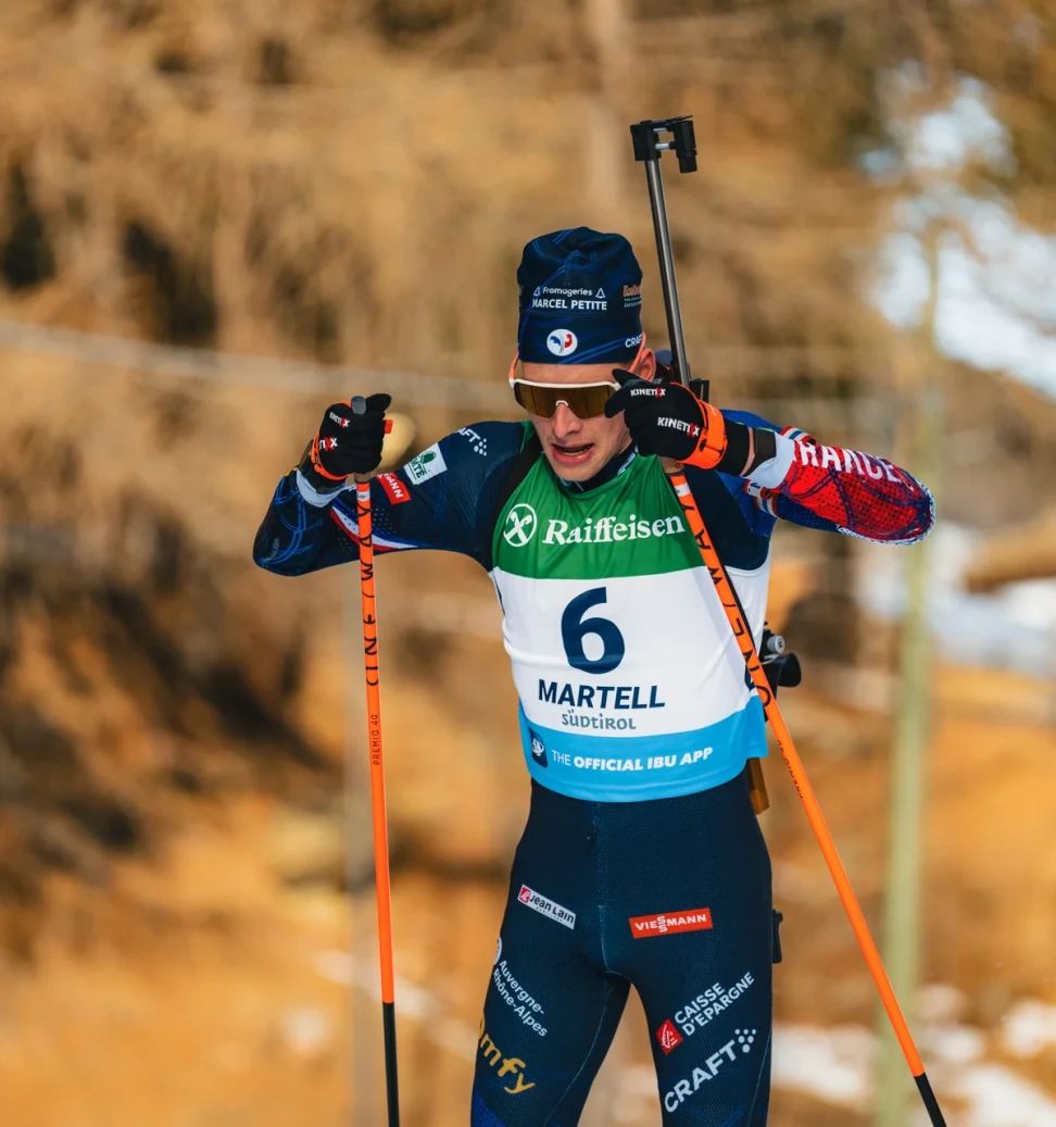 Léo Carlier célébrant sa victoire à Martell avec le drapeau tricolore